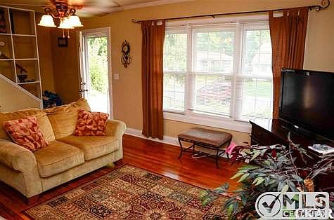 3rd image of 805 Hillcrest Dr
