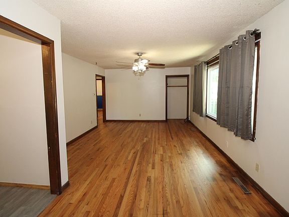 5th image of 226 Dellway St