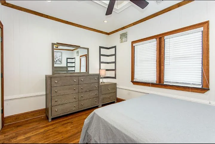 4 bed, 5.0 bath, 2600 sqft, $1,594 — Photo 2