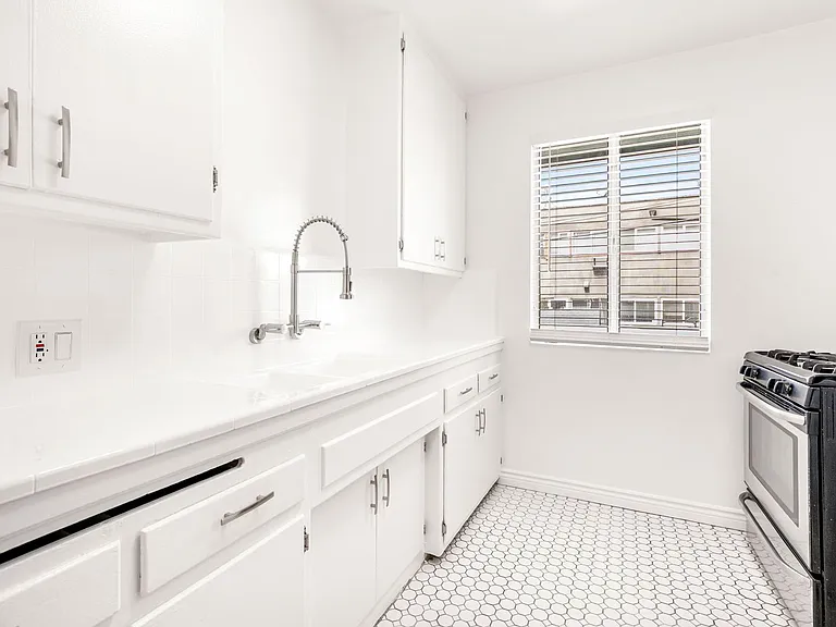 Hollyview Apartments — Photo 26