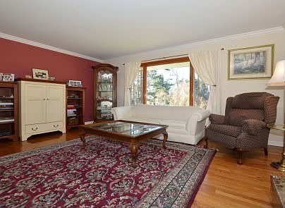 5th image of 32 Harbor Hill Dr