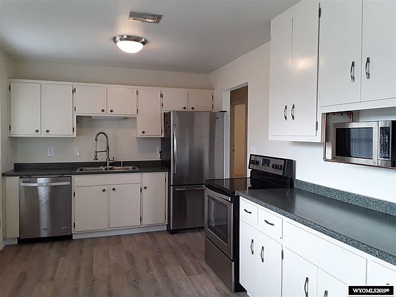 3rd image of 354 Holmes St