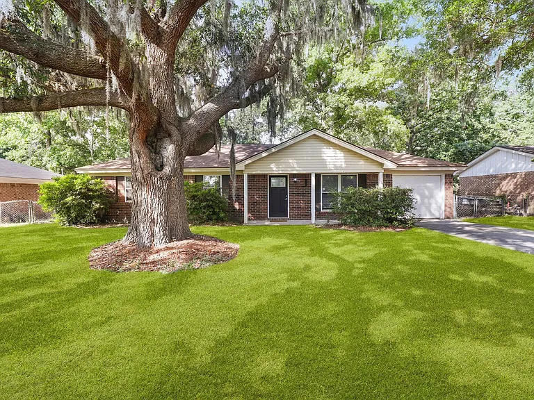 226 Larchmont Dr — Photo 3