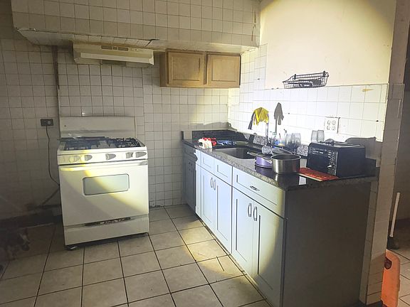 4th image of 1811 W Grand Ave