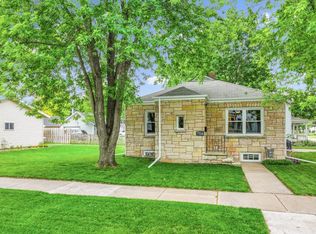 706 Lewis St, De Pere, WI 54115