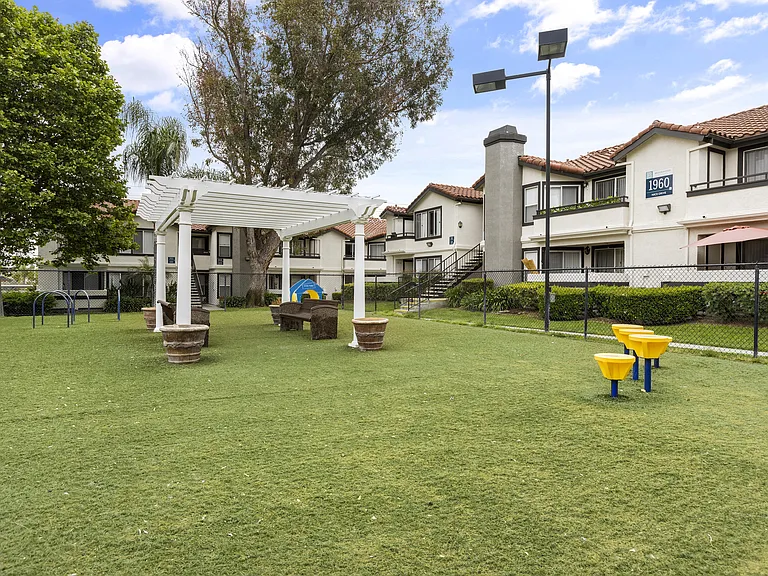 BROOKWOOD VILLAS — Photo 9