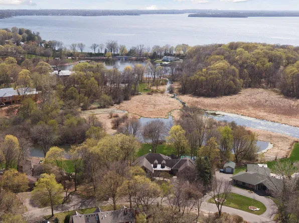 450 Peavey Ln, Wayzata, MN 55391