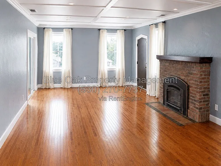 687 E 8th St — Photo 5
