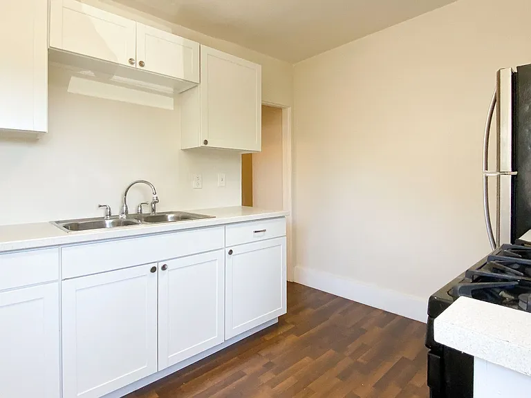 Laguna Apartments — Photo 6