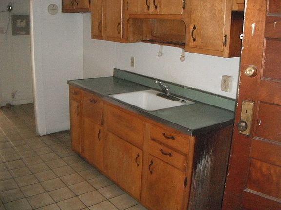4th image of 423 Hudson Ave