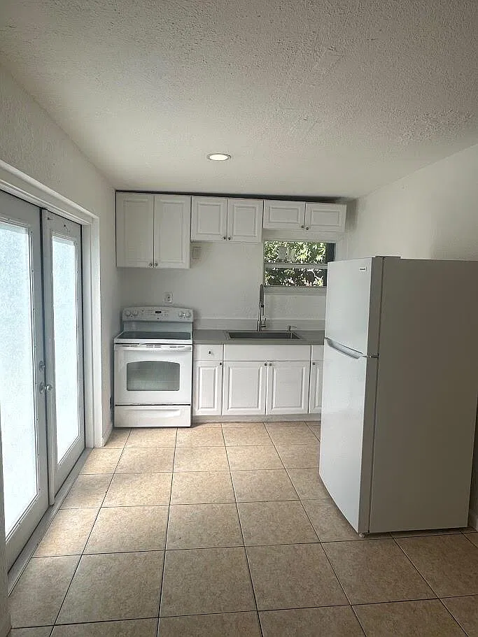 2 bed, 1.0 bath, 835 sqft, $2,100 — Photo 2