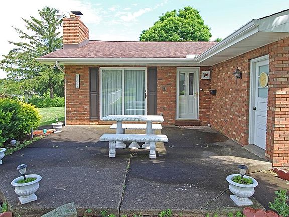 5th image of 221 Peacock Ln
