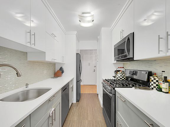 3rd image of 315 W 70th St APT 4A