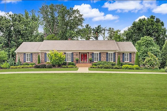 5 bed, 3831 sqft, $7,500 — Photo 1
