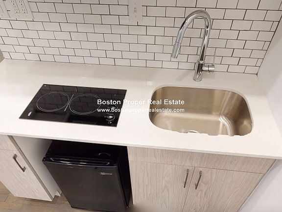 4th image of 270 Newbury St APT 4