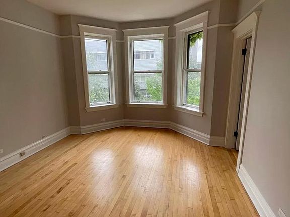 3rd image of 1527 N Claremont Ave APT 2F
