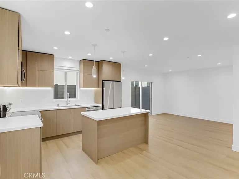 4855 Woodman Ave — Photo 12