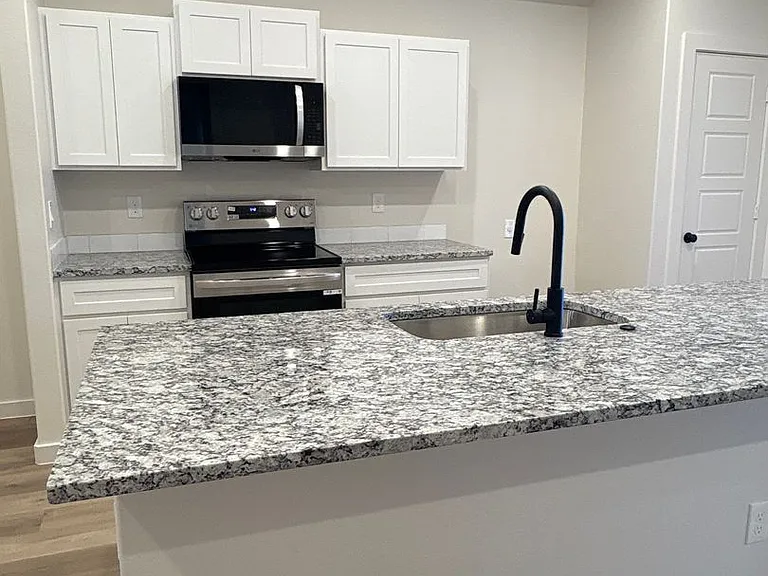 2137 Langford Ave — Photo 4
