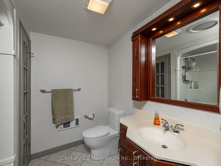 413 Queen St S #B — Photo 17