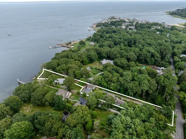 94 Aucoot Rd, Mattapoisett, MA 02739