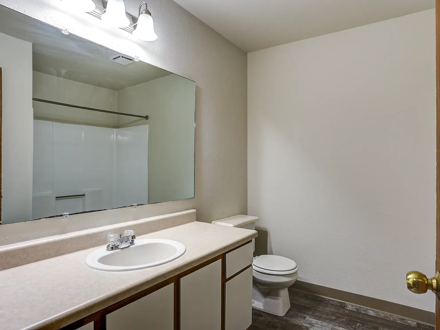 Woodfield & Arlington Apartments — Photo 3