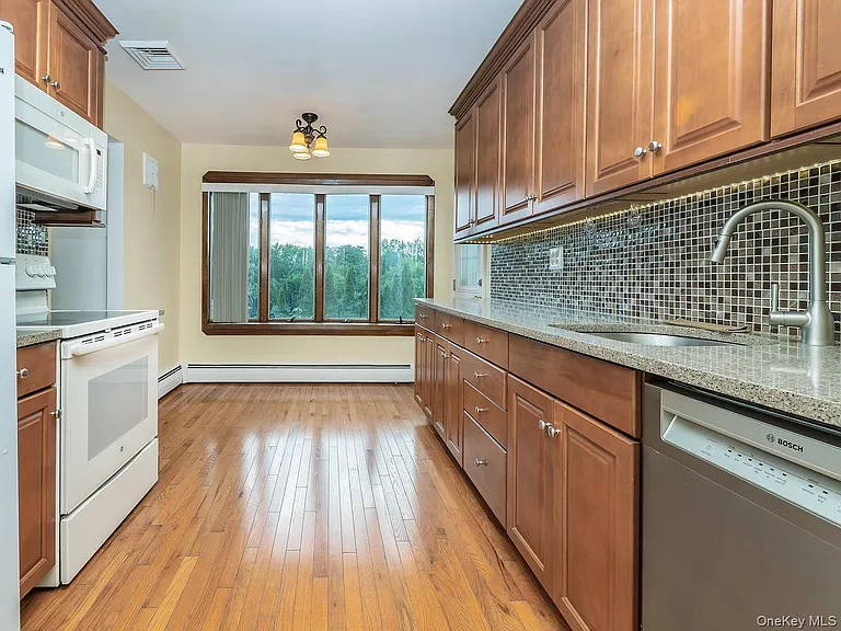 7 Plainview Rd — Photo 3