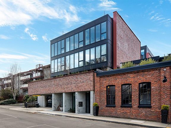 4th image of 430 Parry St #205