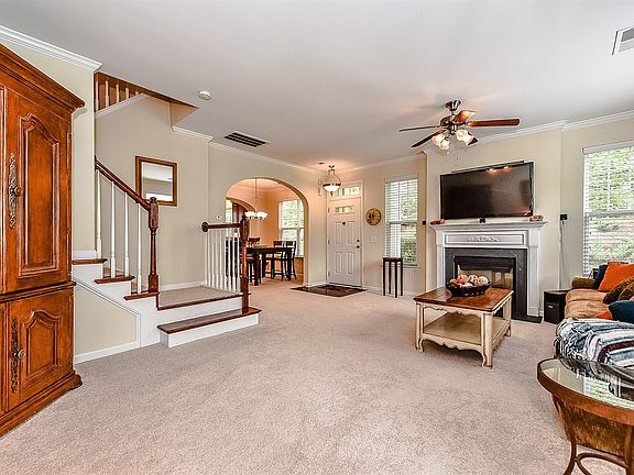 3rd image of 822 Petersburg Dr