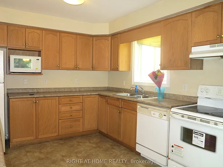 692 Oakcrossing Rd — Photo 6