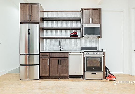 4th image of 644 Lorimer St #1B