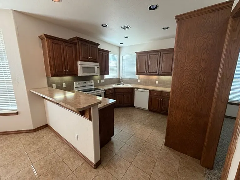 800 Windsor Pl — Photo 7