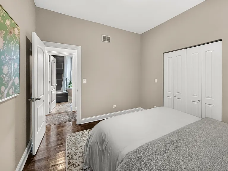 1357 N Rockwell St #1 — Photo 15