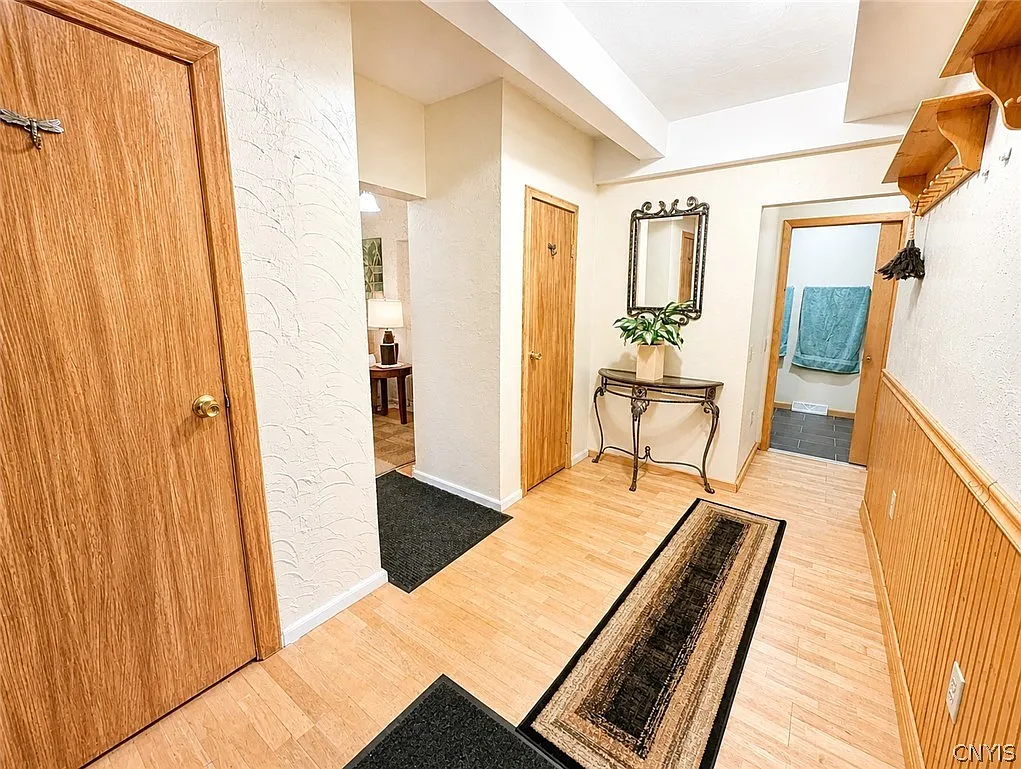 3 bed, 2.0 bath, 2335 sqft, $4,000 — Photo 2
