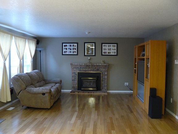family room w/fireplace