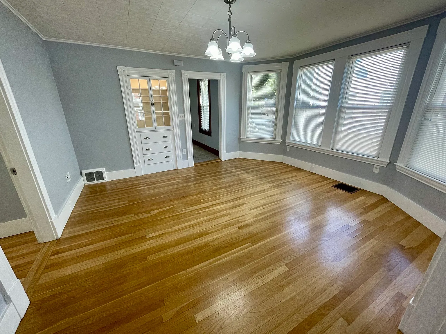 2 bed, 1.0 bath, 1200 sqft, $2,300 — Photo 3