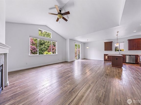 3rd image of 927 Clearwater Court