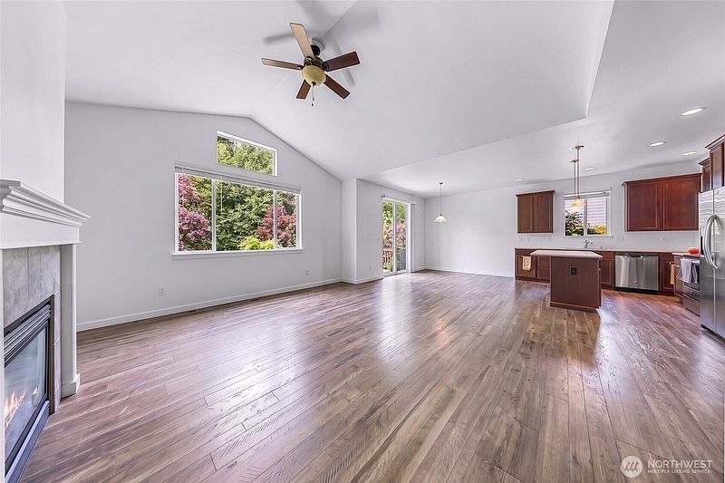 3rd image of 927 Clearwater Court