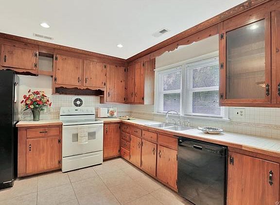 5th image of 117 Barker Ave