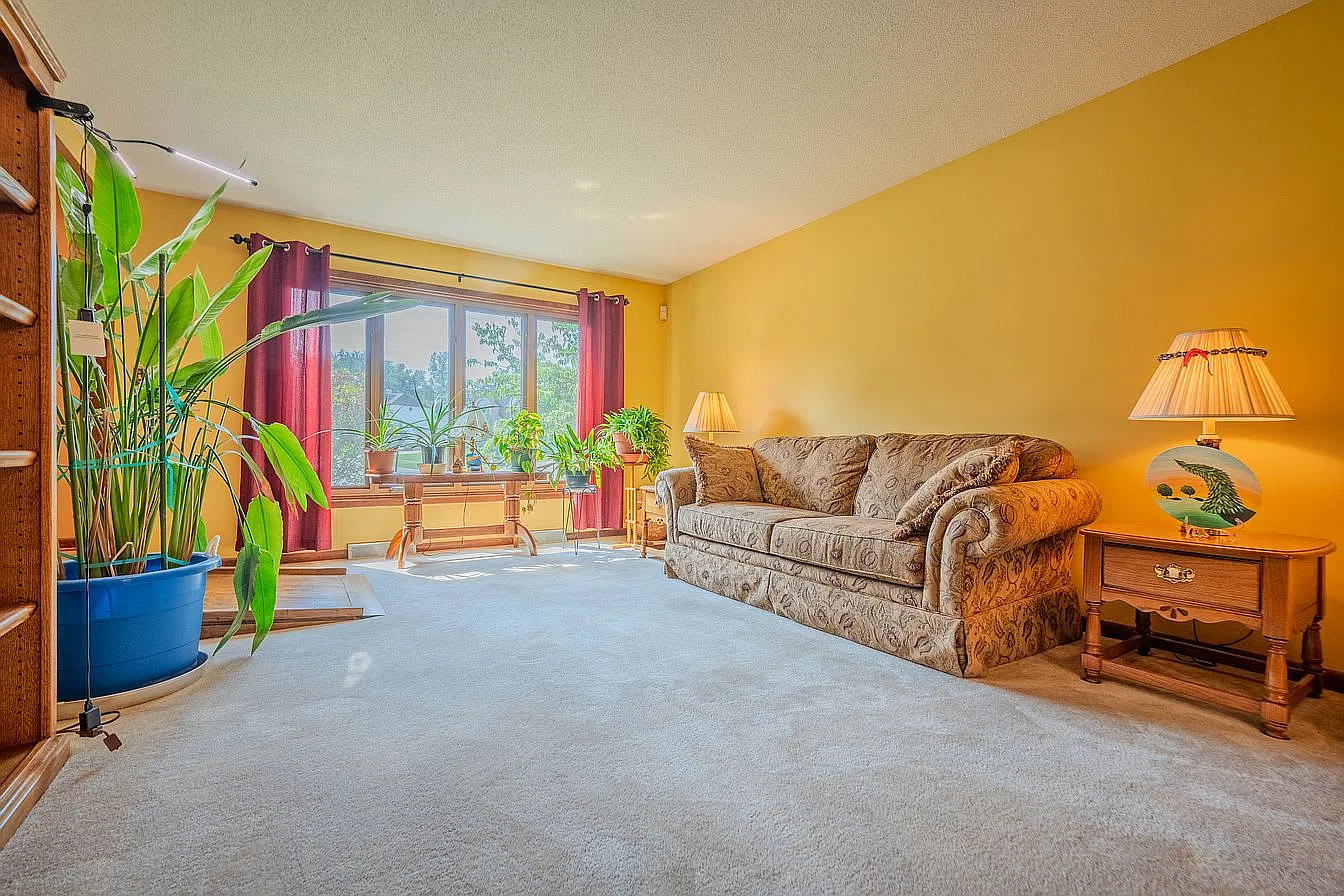 3 bed, $4,000 — Photo 1