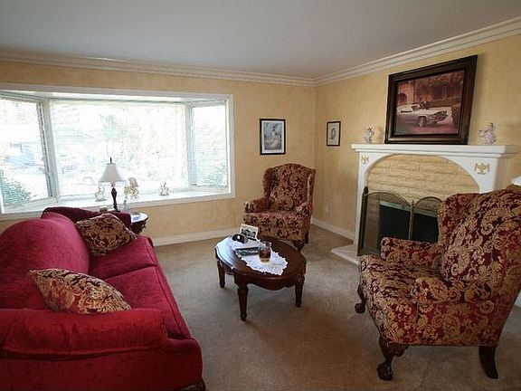 Living room w/ crown moldings