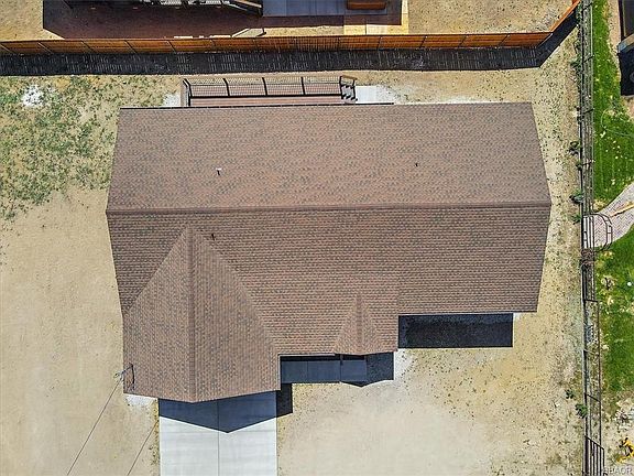 3rd image of 821 East Ln