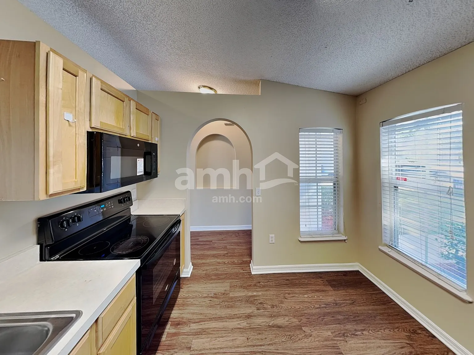 3 bed, 2.0 bath, 1264 sqft, $1,645 — Photo 3