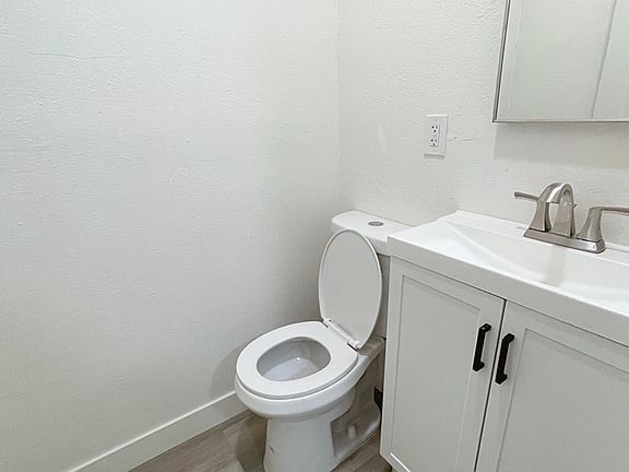 3rd image of 860 W 47th St #1/2
