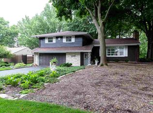 1002 Roxbury Rd, Rockford, IL 61107