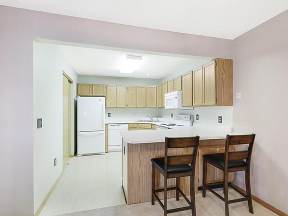 2nd image of 80 Carmel Ave W