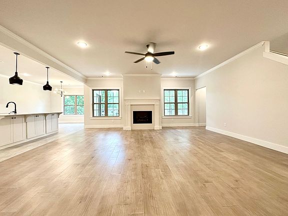2nd image of 821 Lyon Loop
