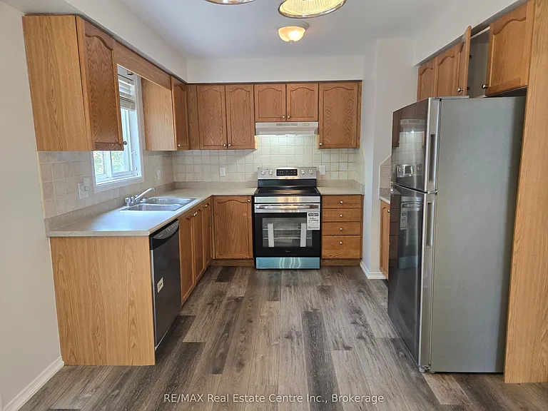95 Westmeadow Dr — Photo 2