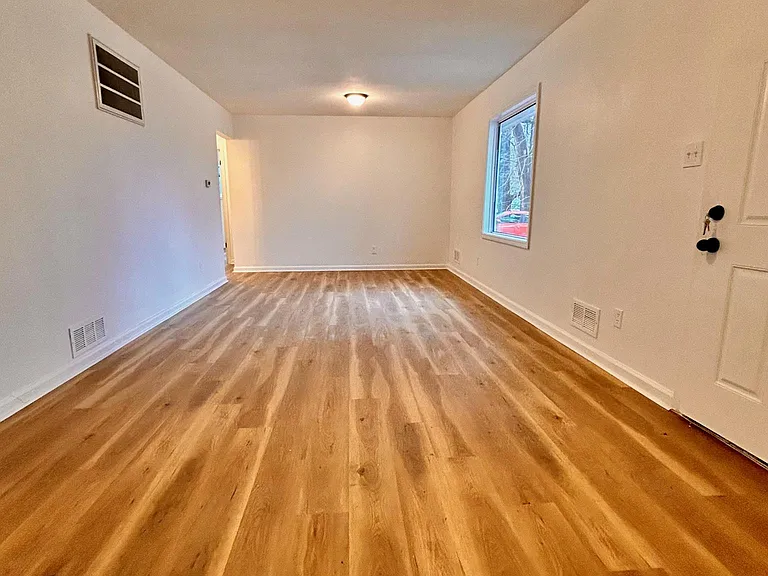 10715 Ewing Dr — Photo 2