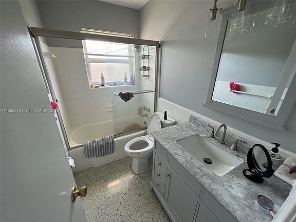 2nd image of 2200 NE 34th St