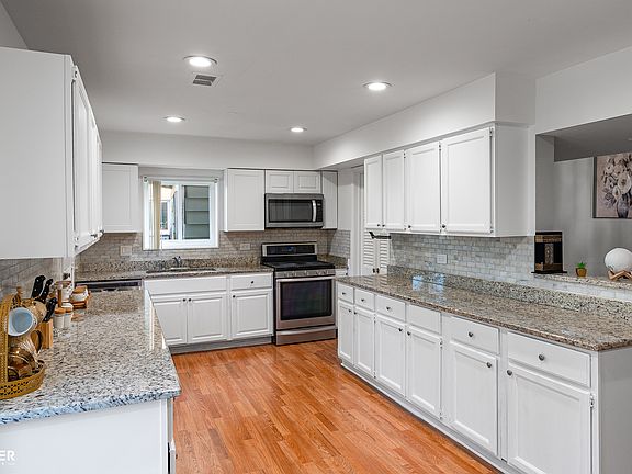 3rd image of 9416 N Oak Ave